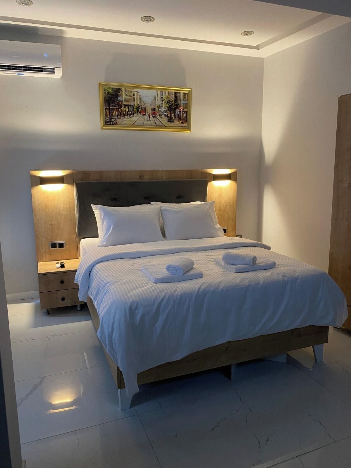 Studio Suite Deluxe | Bàn, màn/rèm cản sáng, phòng cách âm, bàn ủi/dụng cụ ủi quần áo 