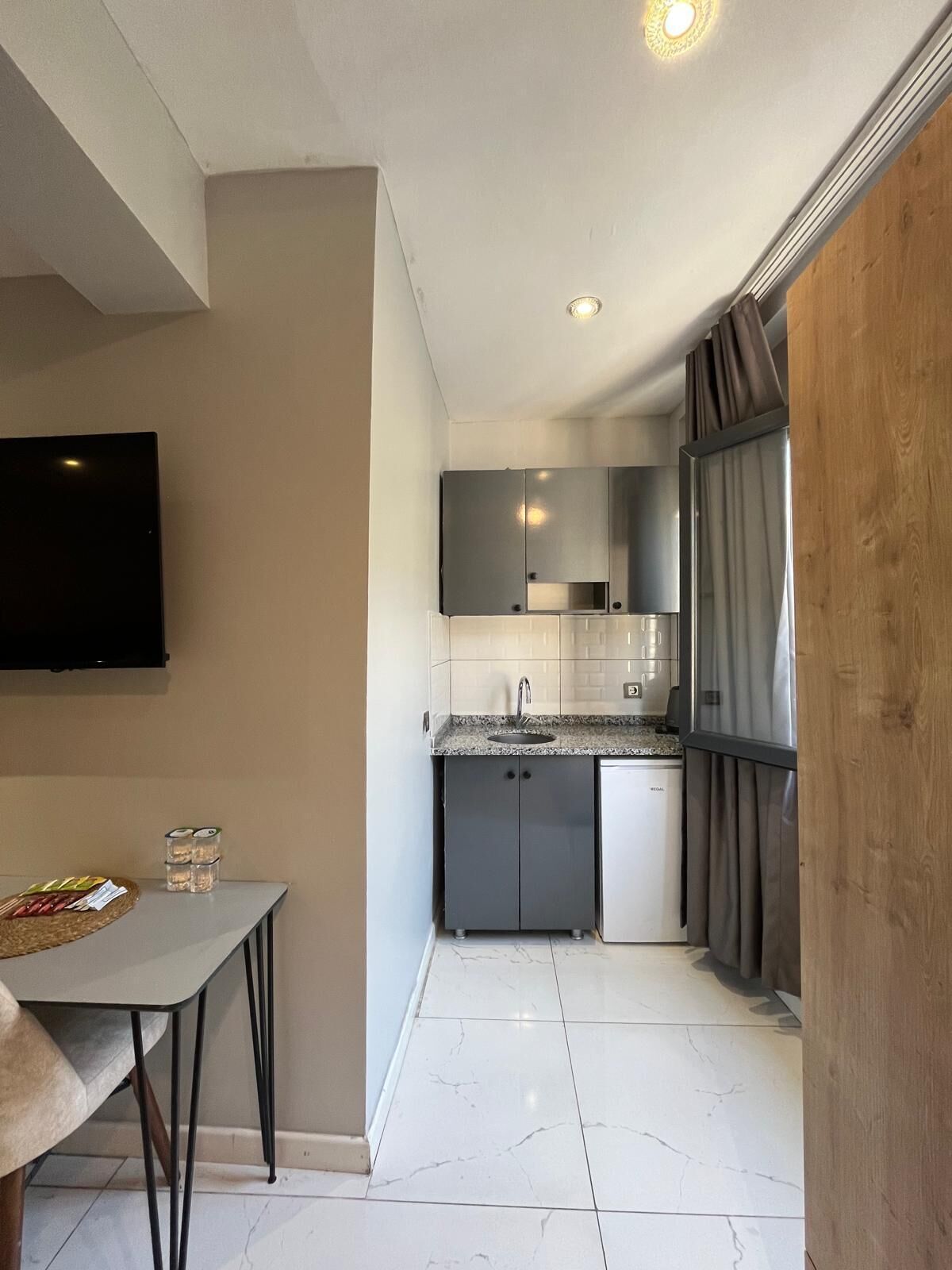 Habitación cuádruple familiar | Cocina privada | Frigorífico pequeño, placa de cocina y utensilios de cocina