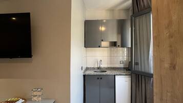 Habitación cuádruple familiar | Cocina privada | Frigorífico pequeño, placa de cocina y utensilios de cocina