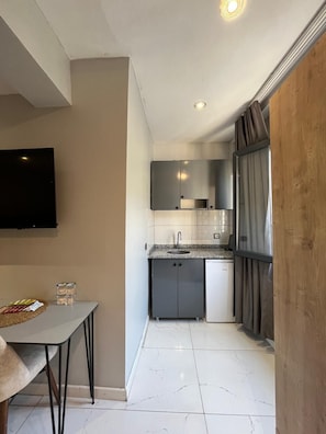 Phòng 4 dành cho gia đình | Bếp riêng | Tủ lạnh nhỏ, bếp nấu, dụng cụ nấu nướng/bát dĩa/dao nĩa, bàn ăn 