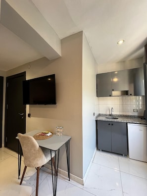 Family Quadruple Room | Private kitchen | Mini-fridge, stovetop, cookware/dishes/utensils, dining tables