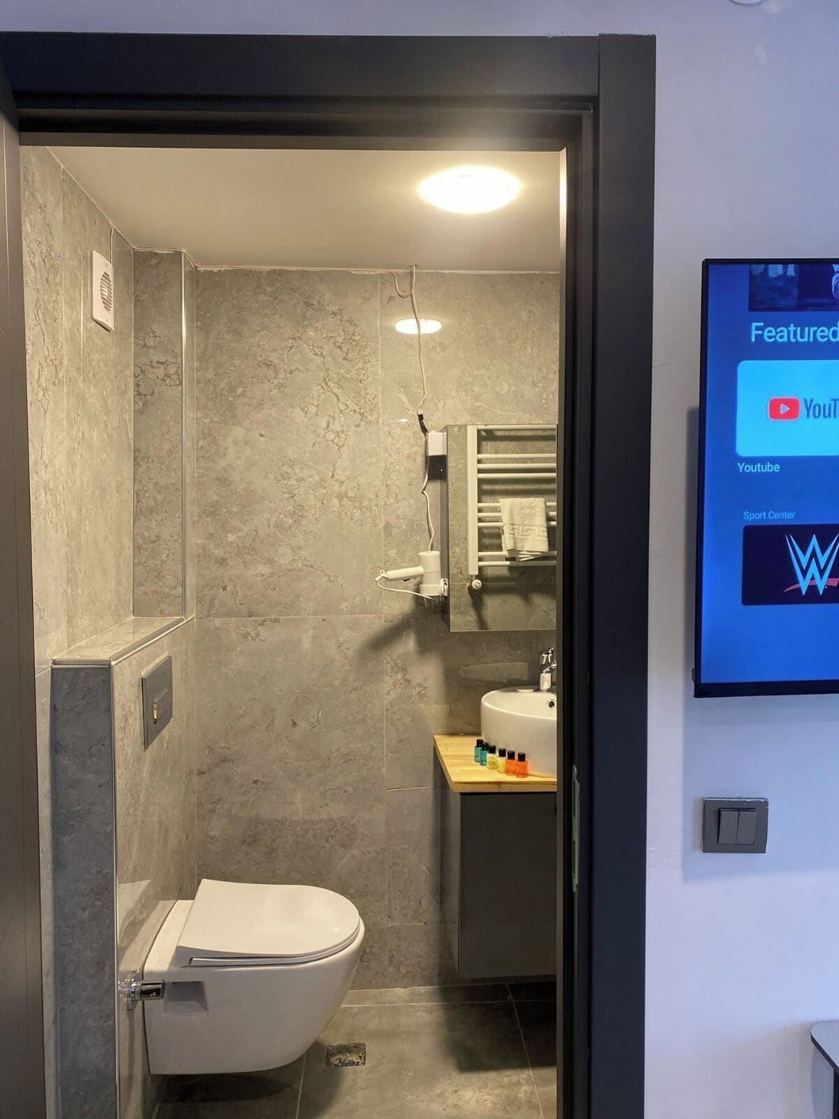 Bruser, gratis toiletartikler, hårtørrer, håndklæder
