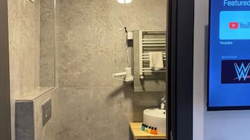 Douche, articles de toilette gratuits, sèche-cheveux