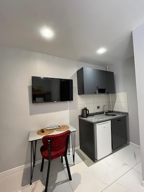 Superior Triple Room, Balcony | Private kitchen | Mini-fridge, stovetop, cookware/dishes/utensils, dining tables