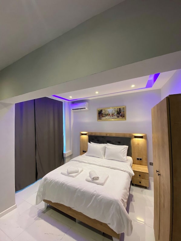 Suite estudio Deluxe | Escritorio, cortinas blackout y insonorización