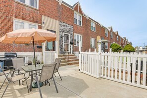 Outdoor dining - 6 Mi to Stadiums! Walkable Philly Gem w/ Patio (Philadelphia)