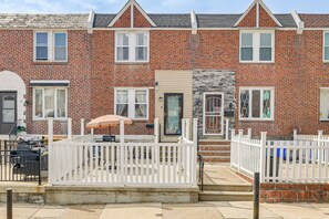 Exterior - 6 Mi to Stadiums! Walkable Philly Gem w/ Patio (Philadelphia)