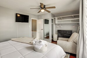 Room - 6 Mi to Stadiums! Walkable Philly Gem w/ Patio (Philadelphia)