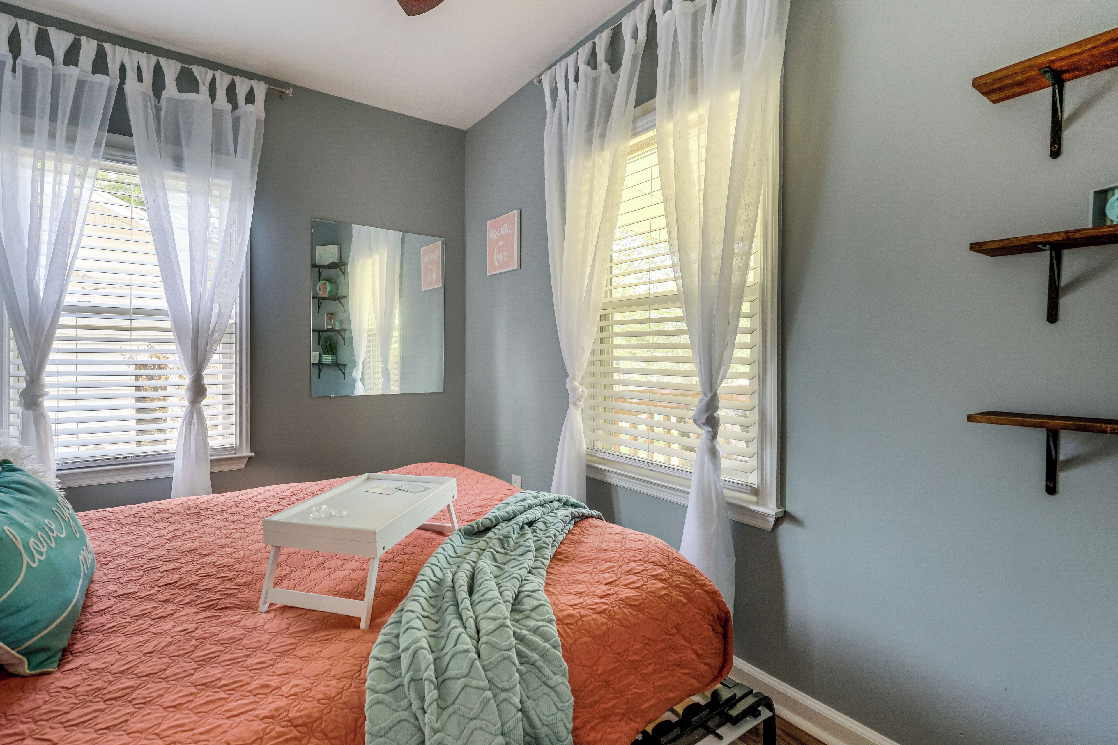 2 bedrooms, internet, bed sheets