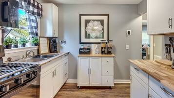 Frigorífico, microondas, placa de cocina y cafetera o tetera