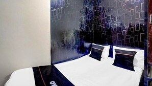 Room - Cozy Double Escape W/ Free WiFi and Parking (Surabaya)