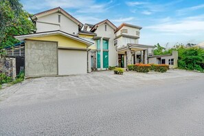Holiday Home Exterior [summer] - Family Luxury Suite with Free WiFi and Parking (Padang)