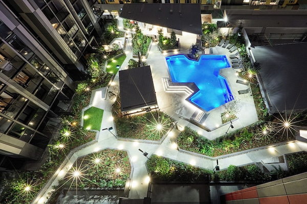 Una piscina al aire libre