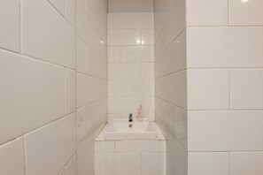 Bathroom - Luxury Deluxe DBL Retreat W/ Free WiFi and Parking (Tegal)