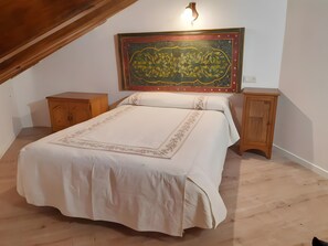 3 habitaciones, tabla de planchar con plancha, wifi y ropa de cama 
