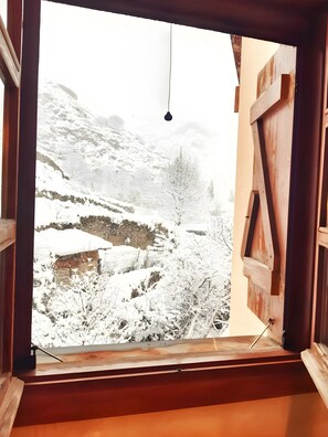 Una ventana con vista a un paisaje nevado.