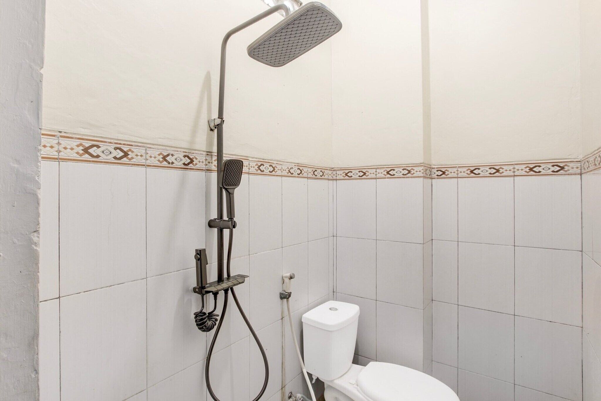 Regadera, bidet, toallas 