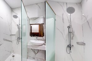Bathroom - Luxury Deluxe DBL Retreat W/ Free WiFi and Parking (Semarang)