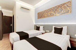 Room - Luxury Deluxe DBL Retreat W/ Free WiFi and Parking (Semarang)