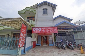 A hotel with a sign advertising 'OYO HOTELS' and a price of 'RP 125,000.00'. - Cozy Double Escape W/ Free WiFi and Parking (Semarang)
