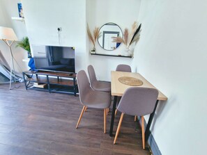 Dining - Spacious 4BDR Home Near Anfield & City Centre (Merseyside)