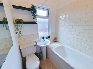 Shower, hair dryer, shampoo - Spacious 4BDR Home Near Anfield & City Centre (Merseyside)