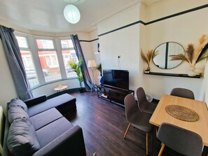 TV, offices - Spacious 4BDR Home Near Anfield & City Centre (Merseyside)