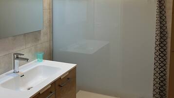 Shower, hair dryer, toilet paper