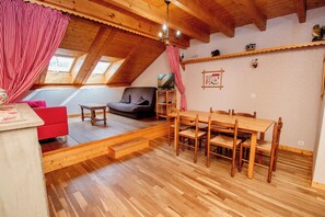 Interior - Apartment in Comtoise farmhouse Children's playground and equipment (Les Hôpitaux-Vieux)