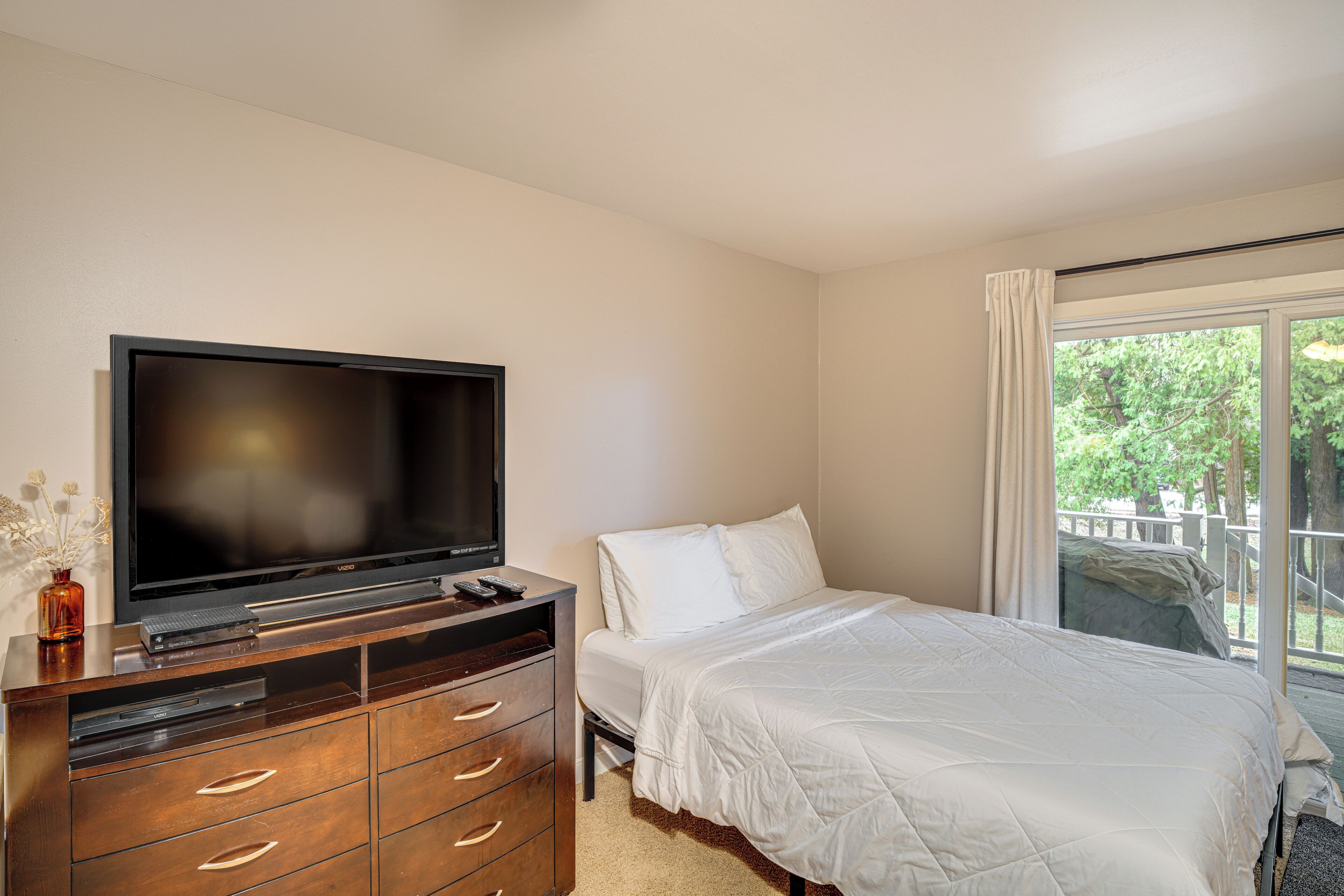 2 bedrooms, desk, iron/ironing board, internet