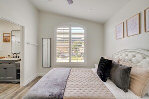 3 bedrooms, iron/ironing board, travel cot, Internet - Long-Term Stay in Corona! Home w/ Community Perks (Corona)