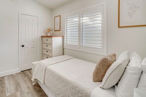 3 bedrooms, iron/ironing board, travel cot, Internet - Long-Term Stay in Corona! Home w/ Community Perks (Corona)