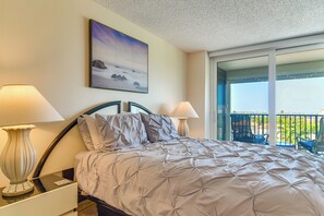 Room - 2 Mi to Beach! Bay-View Snowbird Haven in St Pete (St. Petersburg)