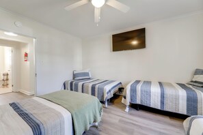 2 slaapkamers, een strijkplank/strijkijzer, internet, beddengoed