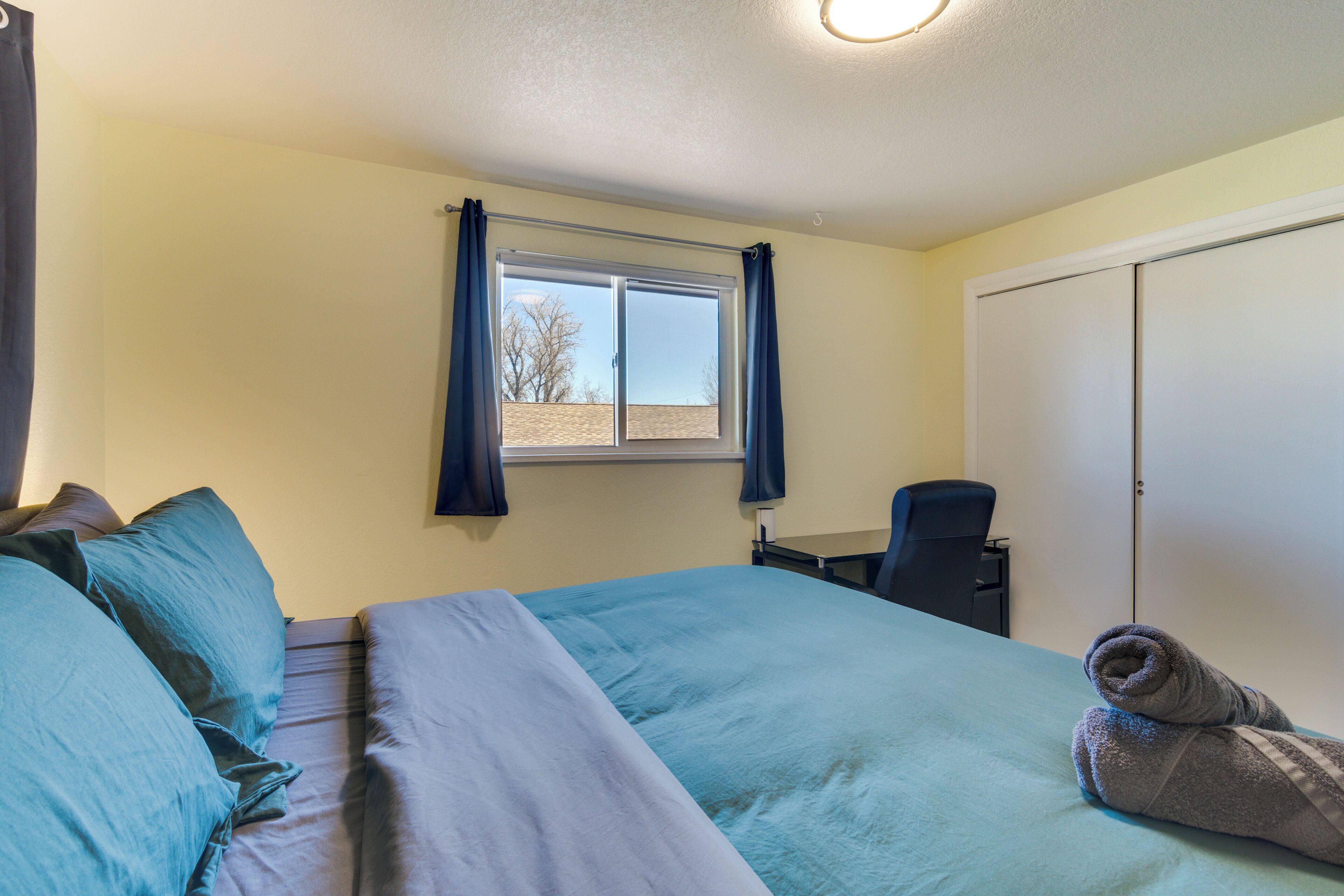 5 Schlafzimmer, Schreibtisch, Bügeleisen/Bügelbrett, Reisekinderbett