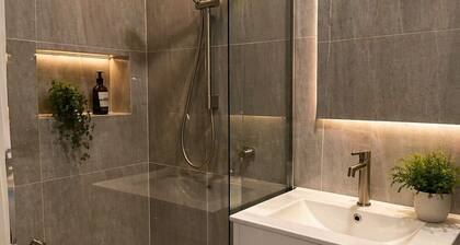 Guest Favourite Luxury Studio Apartment Great Location with Free Private Parking