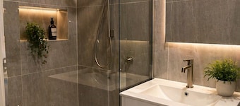 Guest Favourite Luxury Studio Apartment Great Location with Free Private Parking