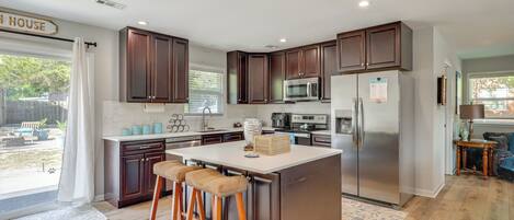 Coffee/tea maker, fridge, microwave, stovetop