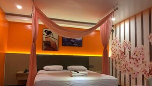 Un dormitorio moderno con cama con dosel, mesita de noche y televisor montado en la pared.