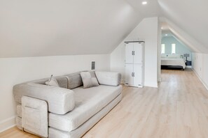 TV - Brand new home in Steinhatchee with rooftop deck! (Jena)