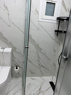 Haartrockner, Handtücher, Seife, Toilettenpapier