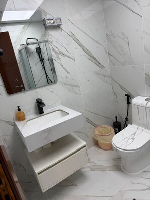 Haartrockner, Handtücher, Seife, Toilettenpapier