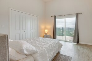 4 bedrooms, desk, iron/ironing board, Internet - Beautiful Lake Travis & Hill Country Views Home! (Lago Vista)