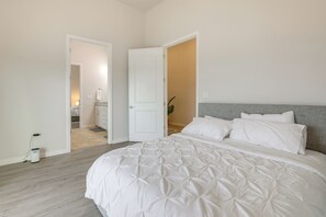 4 Schlafzimmer, Schreibtisch, Bügeleisen/Bügelbrett, Internetzugang
