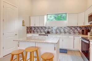 Geladeira, micro-ondas, cooktop, lava-louças