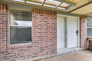 Exterior detail - Walk to Creek! Houston Base Near Shops & Eateries (Houston)