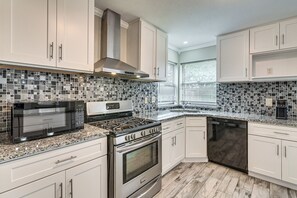 Cookware/dishes/utensils - Walk to Creek! Houston Base Near Shops & Eateries (Houston)