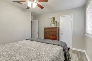 5 bedrooms, desk, iron/ironing board, internet - Tiger Town Retreat: Spacious Home for Groups! (Baton Rouge)