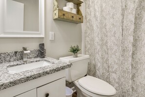 Hair dryer, towels - Tiger Town Retreat: Spacious Home for Groups! (Baton Rouge)