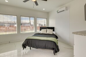 Desk, travel cot, Internet, bed sheets - Community Pool! Walkable South Padre Island Studio (South Padre Island)